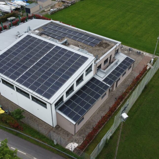 Sporthalle Margetshöchheim - Flachdach Kies_ Trapezblechdach - 68 kWp