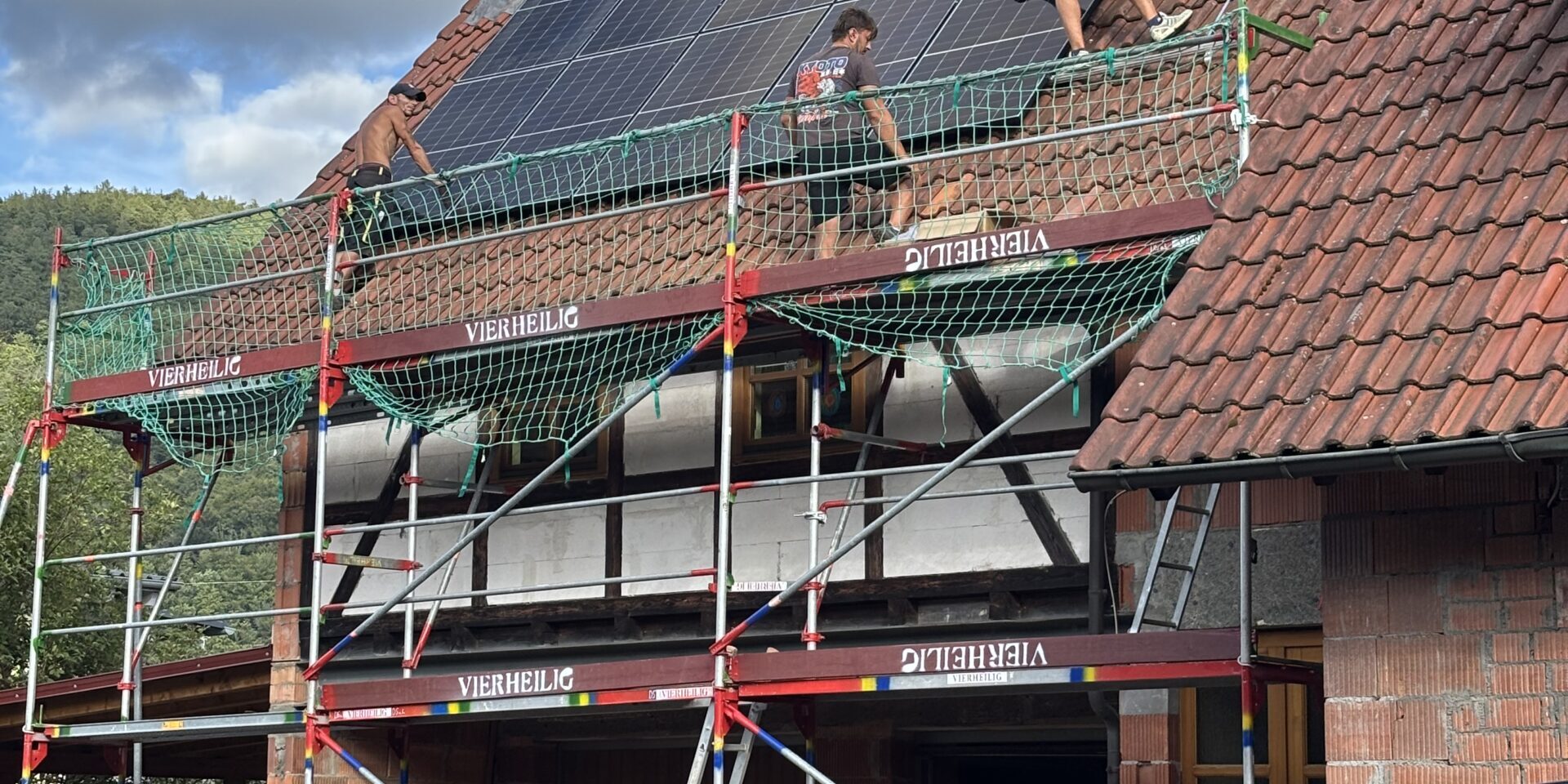 PV-Anlage auf Privathaus in Neuendorf bei Lohr a.Main Installationsgröße 12 kWp, Unterkonstruktion von K2 Systems GmbH, 10 kW Wechselrichter und 5 kWh Speicher von Huawei Technologies LTD, PV-Anlage auf Privathaus in Neuendorf