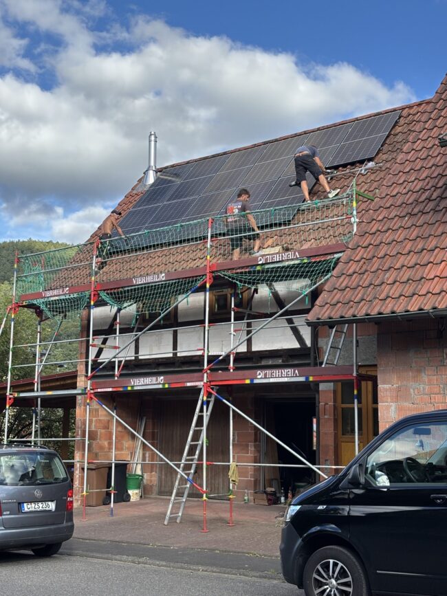 PV-Anlage auf Privathaus in Neuendorf bei Lohr a.Main Installationsgröße 12 kWp, Unterkonstruktion von K2 Systems GmbH, 10 kW Wechselrichter und 5 kWh Speicher von Huawei Technologies LTD, PV-Anlage auf Privathaus in Neuendorf PV-Anlage auf Privathaus in Neuendorf bei Lohr a.Main Installationsgröße 12 kWp, Unterkonstruktion von K2 Systems GmbH, 10 kW Wechselrichter und 5 kWh Speicher von Huawei Technologies LTD, PV-Anlage auf Privathaus in Neuendorf