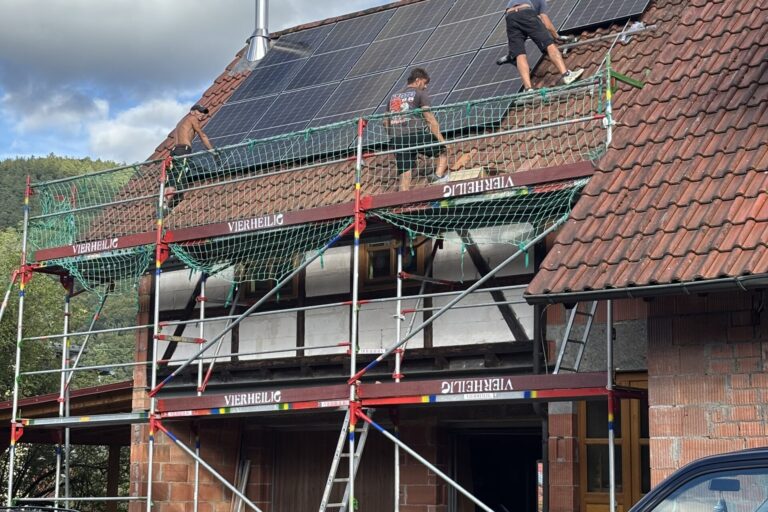 PV-Anlage auf Privathaus in Neuendorf bei Lohr a.Main Installationsgröße 12 kWp, Unterkonstruktion von K2 Systems GmbH, 10 kW Wechselrichter und 5 kWh Speicher von Huawei Technologies LTD, PV-Anlage auf Privathaus in Neuendorf